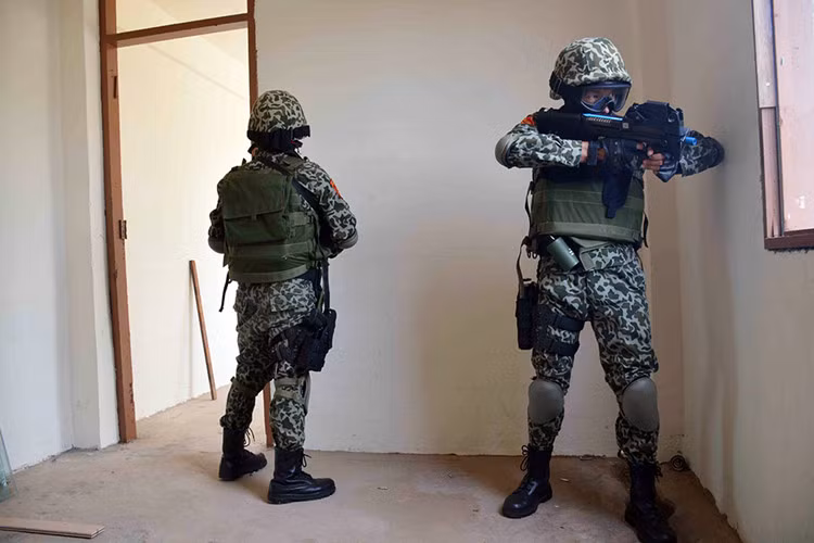 Trong đợt diễn tập ADMM+ 2016, các chiến đấu viên đại diện cho Đặc công Việt Nam đã thể hiện được bản lĩnh tuyệt vời của mình khi có thể làm quen với trang bị mới chỉ trong một thời gian ngắn và sử dụng chúng hiệu quả trong các tình huống giả định trong diễn tập. Điều này cũng cho thấy, FN P90 là một mẫu vũ khí không kén người dùng và đáng tin cậy. Nguồn ảnh: Tuổi Trẻ.