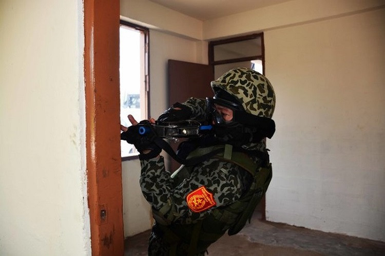 Hình ảnh Đặc công Việt Nam làm quen với súng tiểu liên P90, kích thước tiêu chuẩn của súng khá phù với thể trạng các chiến đấu viên của Việt Nam. Nguồn ảnh: Tuổi Trẻ.