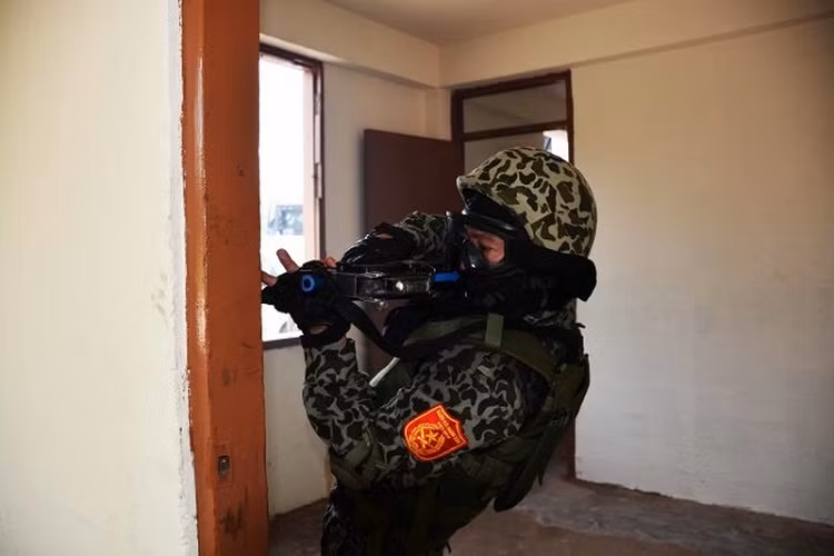 Hình ảnh Đặc công Việt Nam làm quen với súng tiểu liên P90, kích thước tiêu chuẩn của súng khá phù với thể trạng các chiến đấu viên của Việt Nam. Nguồn ảnh: Tuổi Trẻ.