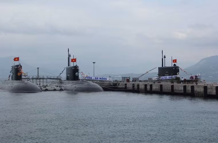 Đô đốc Foggo cho rằng: “Một lần nữa, hạm đội tàu ngầm Nga, được trang bị những công nghệ tiên tiến nhất, hiện đại nhất, lực lượng thủy thủ có kỹ năng tiên tiến nhất, có trình độ rất cao và hoạt động hiệu quả của Nga đang thách thức lực lượng tàu ngầm Mỹ.” Nguồn ảnh: Thanh Niên.