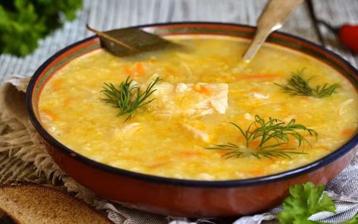 Một món súp khác có tên "Field". Món ăn này chỉ mất từ 20-25 phút để nấu kể cả trong nhiệt độ giá lạnh. Nguyên liệu của món súp vô cùng đơn giản là khoai tây và hạt kê được nấu nhừ. Sau đó, cho thêm vào hành tây được cắt thành hình khối, cà rốt được nướng và chiên trong dầu hướng dương, cùng các loại rau và thịt hộp.