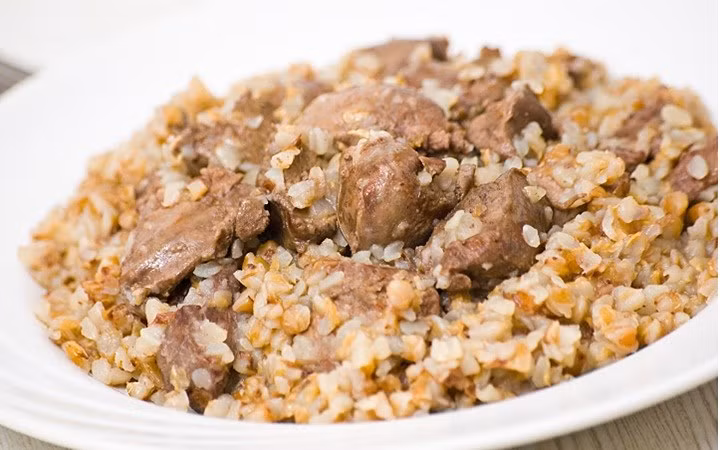 Cháo kiều mạch với thịt hầm đóng hộp. Đặc biệt, cháo kiều mạch kết hợp với thịt hầm đóng hộp nổi tiếng - tushonka - sẽ trở thành món ăn tuyệt vời.