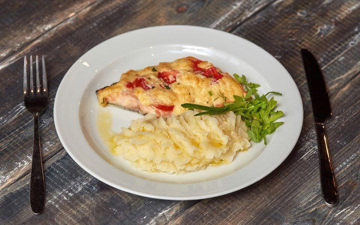 Bữa tối với cá. Các binh sĩ thường được phục vụ món cá với một món ăn phụ, như kiều mạch hoặc khoai tây nghiền.