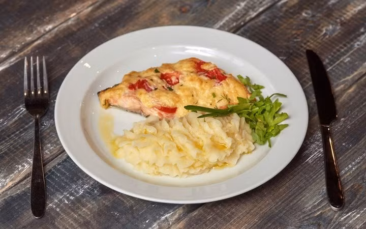 Bữa tối với cá. Các binh sĩ thường được phục vụ món cá với một món ăn phụ, như kiều mạch hoặc khoai tây nghiền.