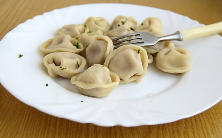 Một hoặc hai lần mỗi tuần, các binh sĩ có thể được phục vụ bữa sáng đặc biệt với bánh pelmeni (một loại bánh giống bánh bao mang ý nghĩa may mắn) hoặc bánh vareniki (một kiểu bánh bao có hình dạng bánh gối), dùng kèm với phô mai tươi hoặc sốt kem.