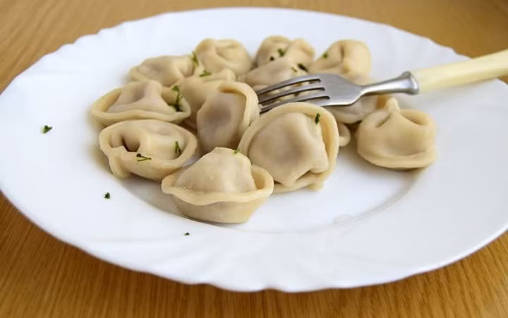 Một hoặc hai lần mỗi tuần, các binh sĩ có thể được phục vụ bữa sáng đặc biệt với bánh pelmeni (một loại bánh giống bánh bao mang ý nghĩa may mắn) hoặc bánh vareniki (một kiểu bánh bao có hình dạng bánh gối), dùng kèm với phô mai tươi hoặc sốt kem.