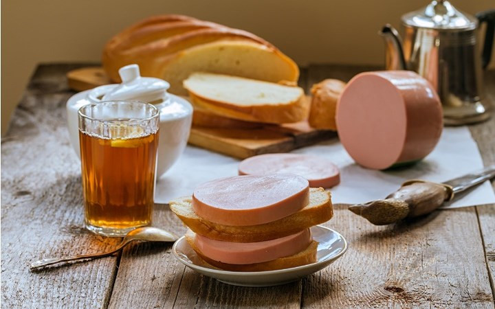 Đồ ăn từ quê nhà. Bên cạnh doanh trại quân đội thường có cửa hàng bán thực phẩm, nhưng các binh sĩ không phải lúc nào cũng có tiền hoặc cơ hội để đến mua đồ. Những tân binh thì càng không được phép rời khỏi doanh trại. Trong những trường hợp như vậy, điều mà các binh sĩ chờ đợi nhất là bưu kiện của gia đình, trong đó có thể có xúc xích, sô cô la hoặc các món ăn quê nhà khác.