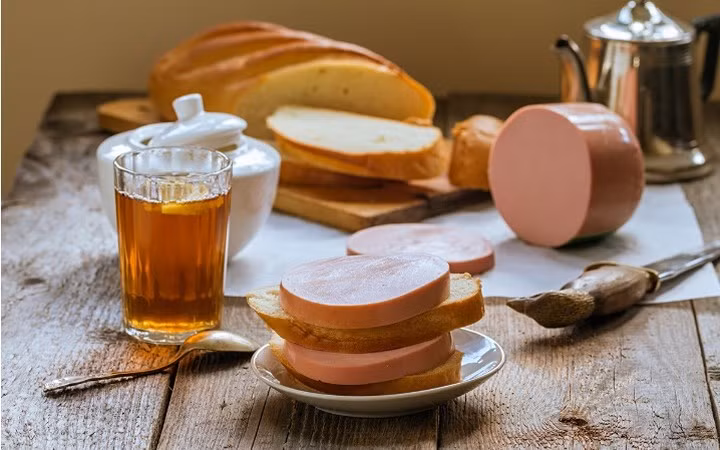 Đồ ăn từ quê nhà. Bên cạnh doanh trại quân đội thường có cửa hàng bán thực phẩm, nhưng các binh sĩ không phải lúc nào cũng có tiền hoặc cơ hội để đến mua đồ. Những tân binh thì càng không được phép rời khỏi doanh trại. Trong những trường hợp như vậy, điều mà các binh sĩ chờ đợi nhất là bưu kiện của gia đình, trong đó có thể có xúc xích, sô cô la hoặc các món ăn quê nhà khác.