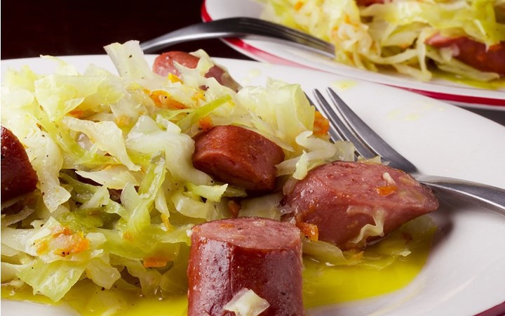 Bắp cải- món ăn mà ai từng phục vụ trong quân đội Nga cũng sẽ nhắc đến. Bắp cải được nấu theo cách điển hình với thịt hoặc xúc xích.