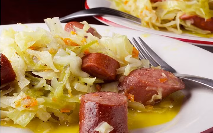 Bắp cải- món ăn mà ai từng phục vụ trong quân đội Nga cũng sẽ nhắc đến. Bắp cải được nấu theo cách điển hình với thịt hoặc xúc xích.