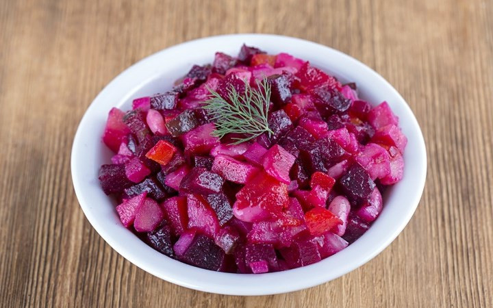 Vinegret- món ăn thay thế cho rau xanh. Đây là món salad gồm các loại củ được luộc chín là khoai tây, củ cải đường, cà rốt, dưa chua và đậu Hà Lan, được trộn đều với gia vị và dầu hướng dương.