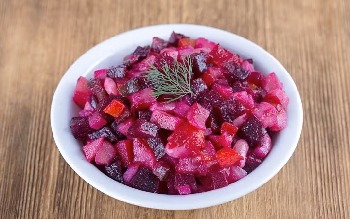 Vinegret- món ăn thay thế cho rau xanh. Đây là món salad gồm các loại củ được luộc chín là khoai tây, củ cải đường, cà rốt, dưa chua và đậu Hà Lan, được trộn đều với gia vị và dầu hướng dương.