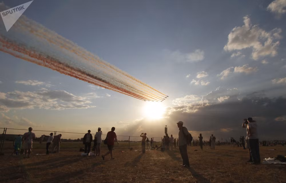Công chúng theo dõi cuộc tập dượt của không quân Nga tại sân bay Zhukovsky.
