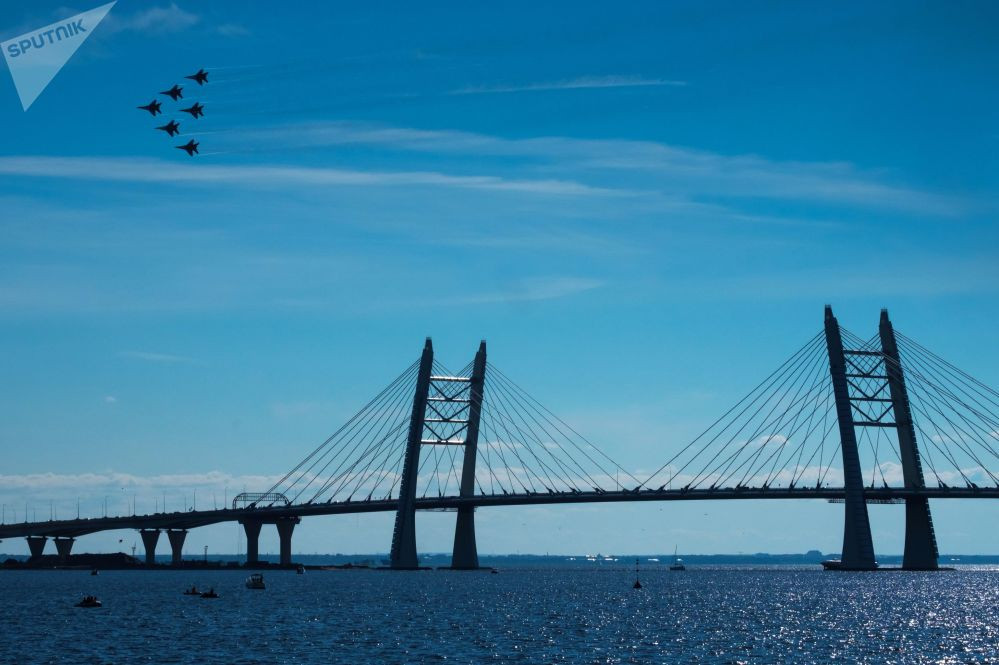 Đội hình chiến đấu cơ MiG-29 bay ở vùng trời thành phố Saint Petersburg.