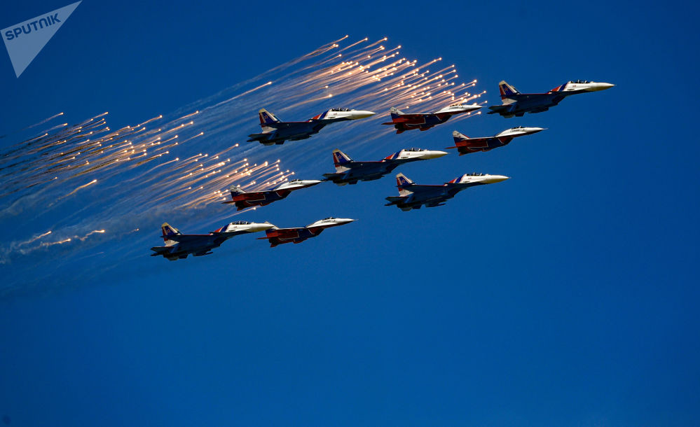 Máy bay chiến đấu đa nhiệm Su-30SM thuộc nhóm “Hiệp sĩ Nga” trình diễn trong lễ kỷ niệm 73 năm Chiến thắng của Nga trong Chiến tranh Vệ quốc 1941-1945.