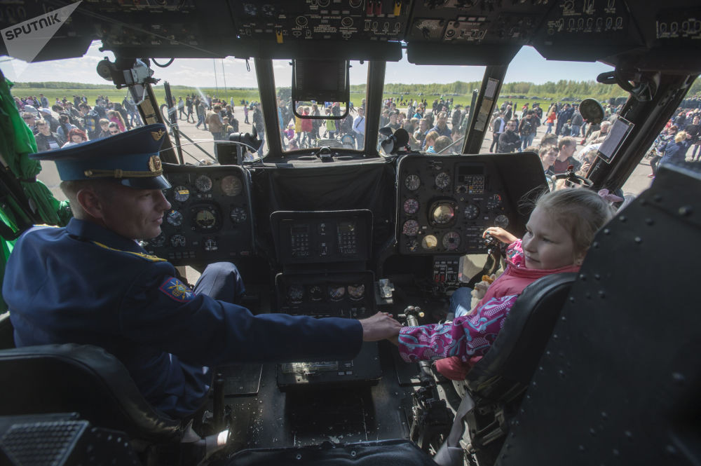 Buồng lái của một chiếc trực thăng tại sự kiện kỷ niệm 75 năm thành lập Tập đoàn Phòng không-Không quân số 6.