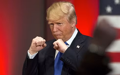 Bai hoc cho ong Trump khi choi bai “Thuong dinh“