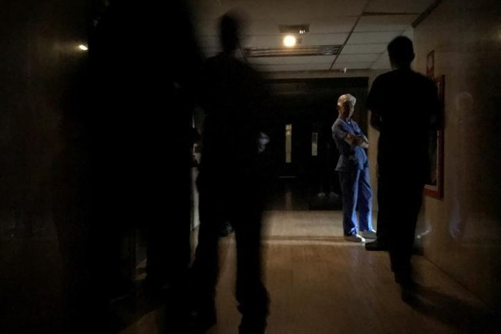 Chút ánh sáng đèn điện heo hắt ở khu cấp cứu của một cơ sở y tế tại thủ đô Venezuela lúc bị cắt điện, vào hôm 31/7.