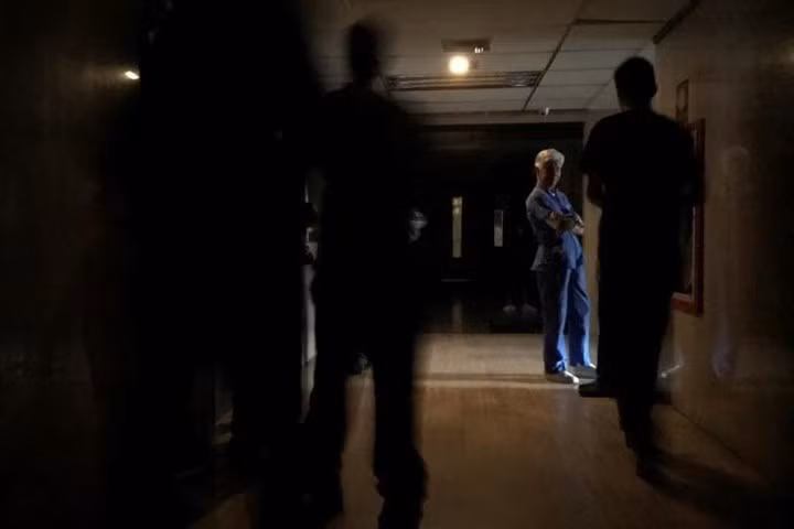 Chút ánh sáng đèn điện heo hắt ở khu cấp cứu của một cơ sở y tế tại thủ đô Venezuela lúc bị cắt điện, vào hôm 31/7.