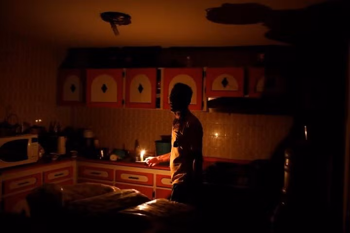 Ông Americo Fernandez phải sử dụng nến để thắp sáng bếp nhà mình khi xảy ra mất điện tại thành phố Maracaibo, Venezuela, vào ngày 25/7.
