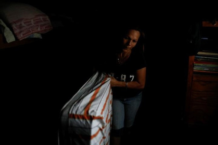 Đưa đệm ra khỏi phòng sau khi điện bị cắt.