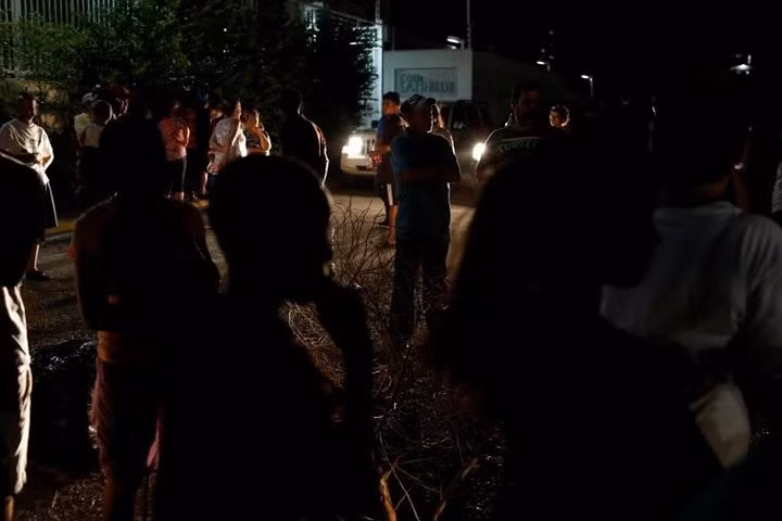 Người dân chặn một con phố để biểu tình trong lúc xảy ra cắt điện ở thành phố Maracaibo, vào ngày 26/7. Venezuela đã bước vào năm khủng hoảng kinh tế thứ 5 và phải đối mặt với tình trạng suy dinh dưỡng, lạm phát cao và di cư ra nước ngoài.