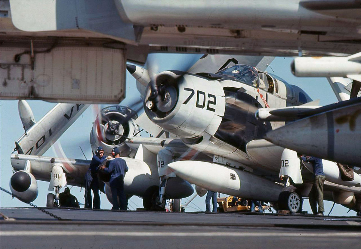 Trong Chiến tranh Việt Nam, lực lượng sử dụng A-1 Skyraider nhiều nhất là Hải quân và Thủy quân Lục chiến Mỹ dành cho các nhiệm vụ tuần tiễu, do thám và hỗ trợ hỏa lực trên không. Năng lực tấn công mặt đất của A-1 Skyraider cũng thuộc vào hàng đáng nể trong giai đoạn này. Nguồn ảnh: Flickr.