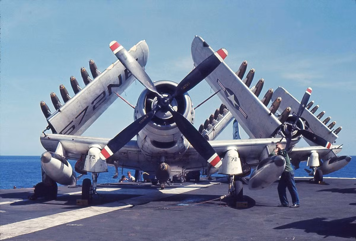 Về thiết kế A-1 Skyraider có chiều dài tổng thể 11,84 mét, sải cánh 15,25 mét, cao 4,78 mét và có diện tích mặt cánh vào khoảng 37,19 mét vuông. Được trang bị 1 động cơ Wright R-3350-26WA có công suất 2.700 mã lực, trọng lượng cất cánh tối đa của A-1 vào khoảng 11.340 kg. Nguồn ảnh: Flickr.