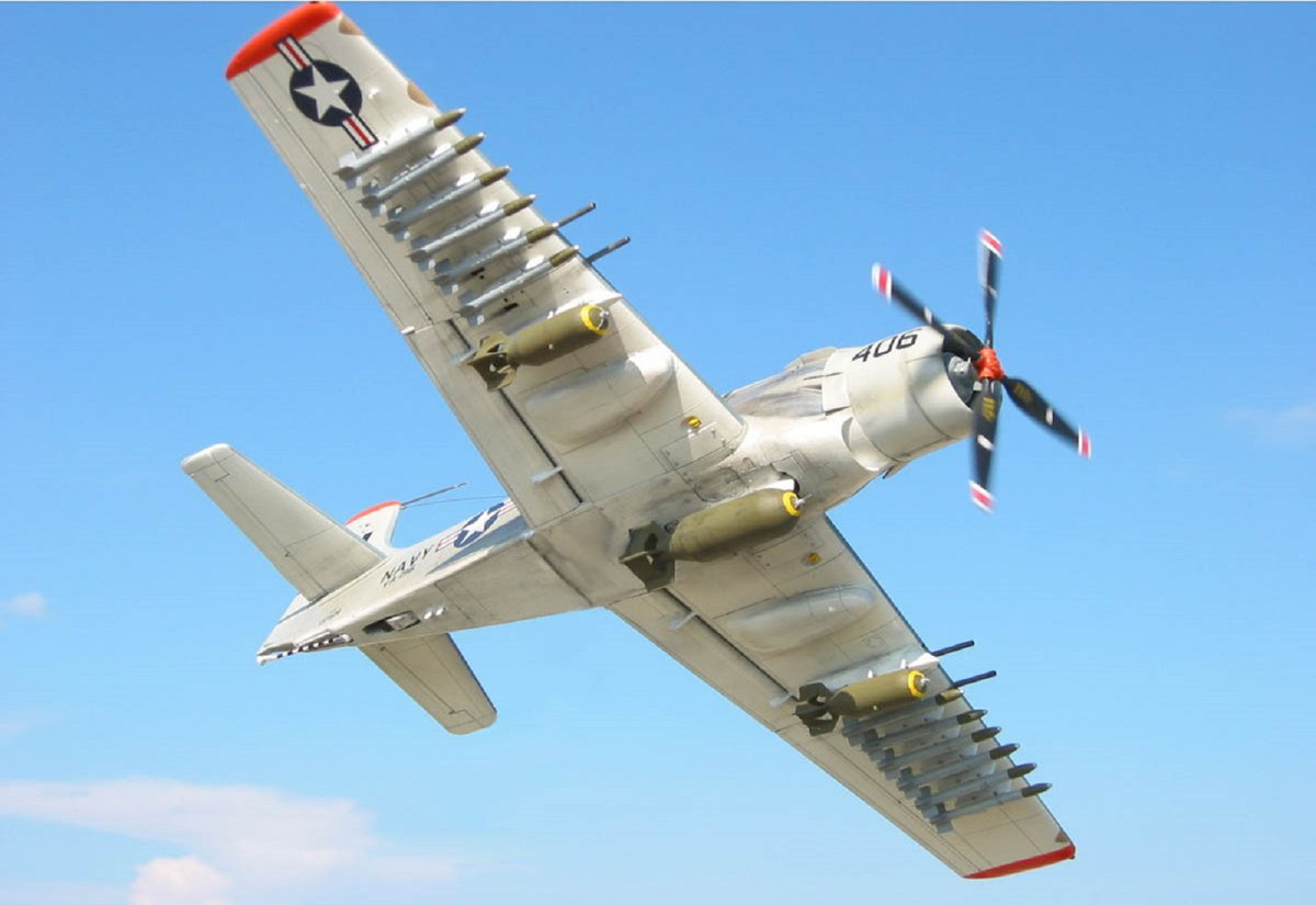 Trong ảnh là một chiếc A-1 Skyraider thuộc một sưu tập tư nhân trang bị rocket phóng loạt 70mm và bom thông dụng trong bay biểu diễn ở Mỹ. Nguồn ảnh: Flickr.