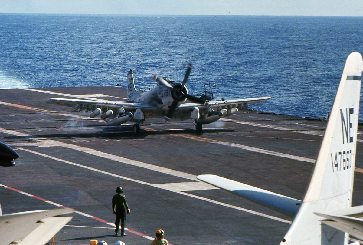 Và sự ra đi của A-1 Skyraider trong Quân đội Mỹ cũng là lúc Chiến tranh Việt Nam đi vào giai đoạn cuối cùng trong giữa những năm 1970. Bản thân những chiếc A-1 Skyraider cuối cùng cũng kết thúc sứ mệnh của mình trong năm 1985 trong biên chế Không quân Gabon. Nguồn ảnh: flickr.