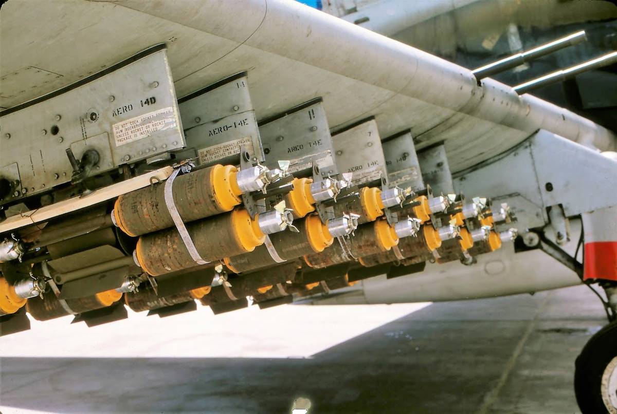 A-1 Skyraider với đầy bom chùm M26A1 ở hai bên cánh thường được sử dụng để chống lại bộ binh và phương tiện cơ giới. Nguồn ảnh: Flickr.