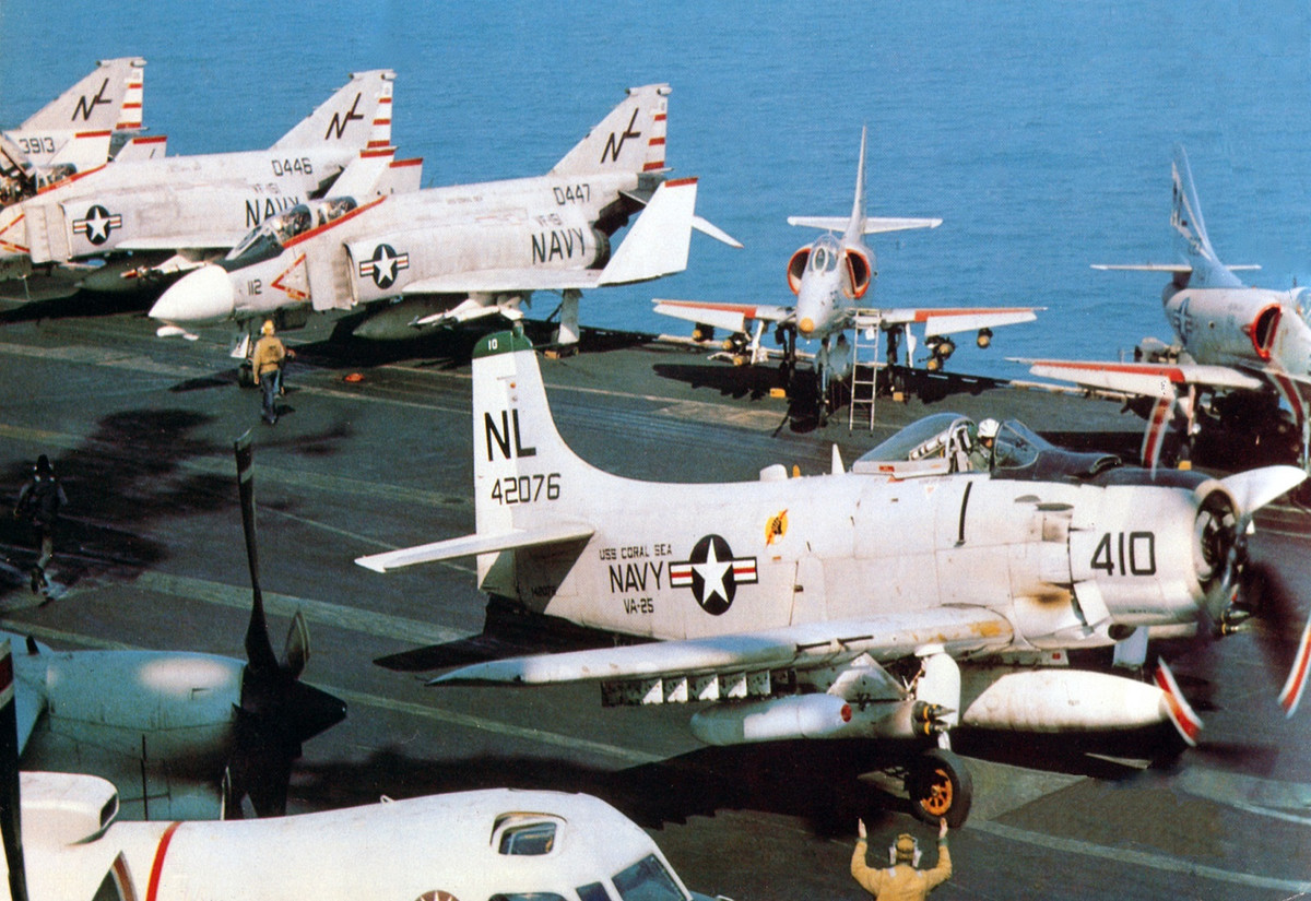 Hình ảnh một chiếc A-1H Skyraider của Hải quân Mỹ hoạt động trên tàu sân bay USS Midway (CV-41) trong năm 1965. Nguồn ảnh: Flickr.