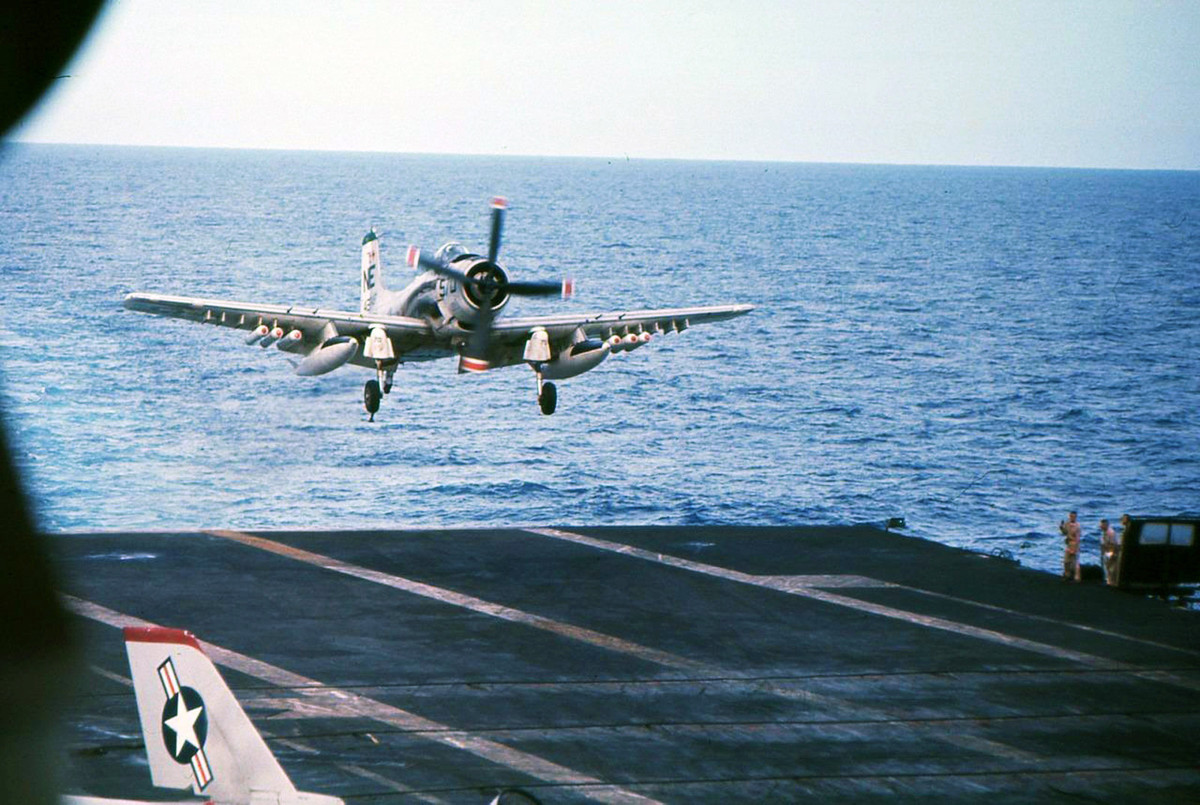 Theo đó dòng tiêm kích trên hạm cánh quạt một chỗ ngồi Douglas A-1 Skyraider được biên chế cho cả ba lực lượng viễn chinh chủ lực của Quân đội Mỹ gồm không quân, hải quân và thủy quân lục chiến từ đầu những năm 1950. Nguồn ảnh: flickr.