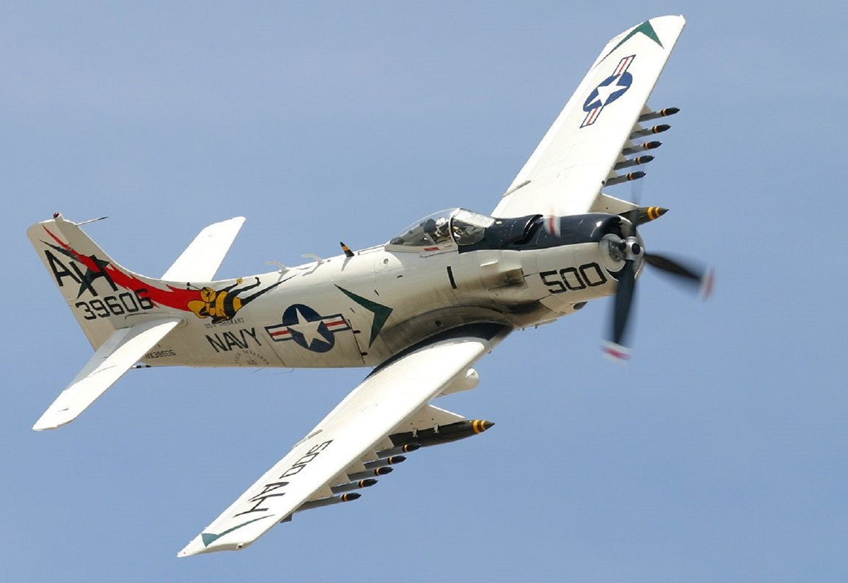 Hiện tại hầu hết những chiếc A-1 Skyraider đều hoạt động tại Mỹ bên trong các bộ sưu tập tư nhân dành cho các hoạt động bay biểu diễn. Khả năng hoạt động của A-1 Skyraider cũng không có giới và nguồn phụ tùng thay thế của nó tại Mỹ cũng không phải quá khan hiếm. Nguồn ảnh: Flickr.