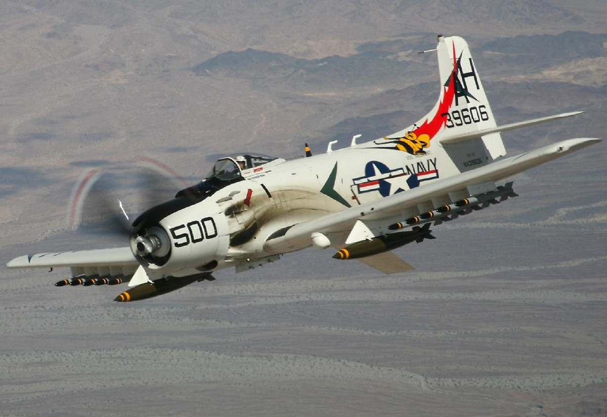 Bản thân A-1 Skyraider cũng phát triển thành hàng chục biến thể khác nhau trong đó có cả biến thể trinh sát điện tử như AD-5Q. Trong khi đó biến thể cuối cùng được chế tạo là A-1J hệ thống động cơ R-3350-26WB. Nguồn ảnh: Flickr.