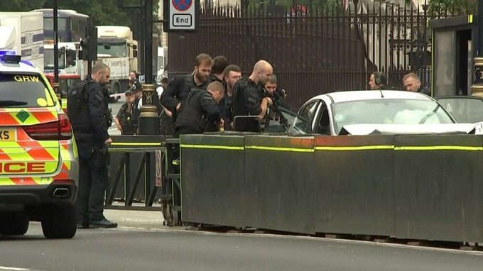 Dam xe vao khu vuc toa nha Quoc hoi Anh, nhieu nguoi bi thuong