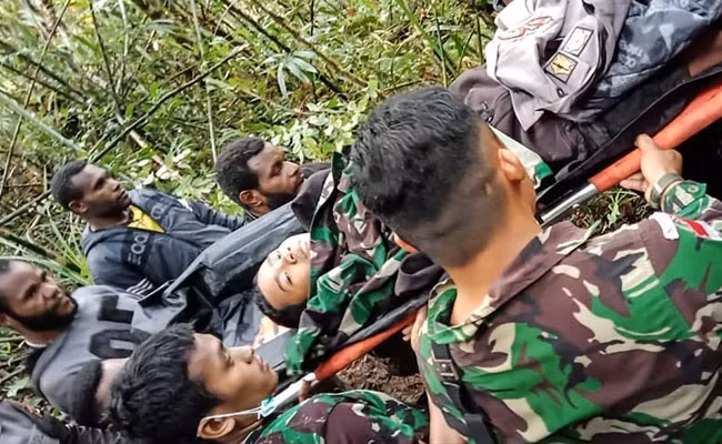 Roi may bay o Indonesia, cau be 12 tuoi song sot than ky