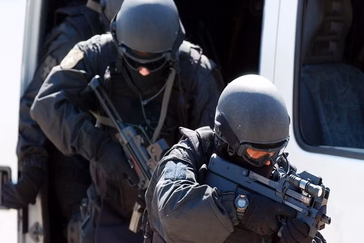 Nhìn chung, P90 là một khẩu tiểu liên tốt, có thiết kế nhỏ gọn, chứa được nhiều đạn, khả năng xuyên phá cao... đã chứng minh hiệu quả qua hơn 20 năm đưa vào sử dụng tại nhiều quốc gia trên thế giới. Giá thành của nó cũng ở mức dễ chịu vào khoảng 1.500 USD cho mỗi khẩu phù hợp với việc trang bị số lượng hạn chế cho các đơn vị đặc biệt. Nguồn ảnh: Defense Review.