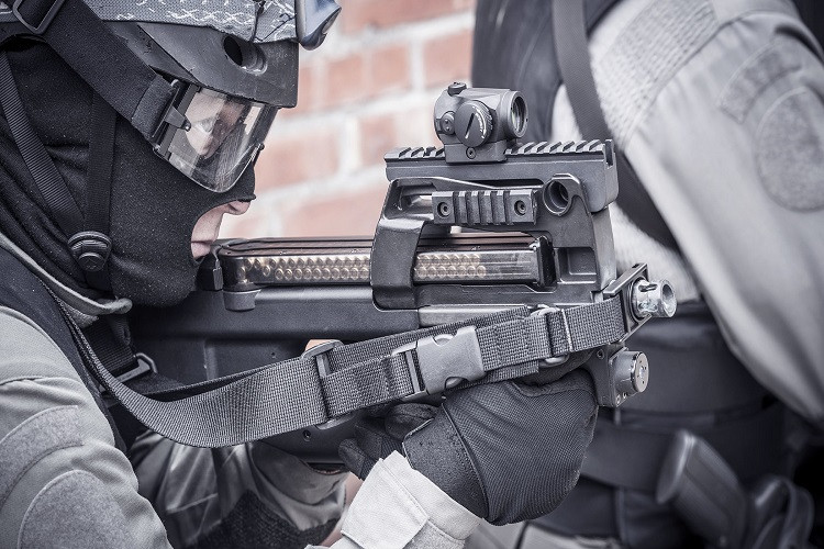 Hiện tại, P90 hiện đang được sử dụng trong lực lượng quân đội và cảnh sát tại hơn 40 quốc gia trên toàn thế giới cũng như bởi hơn 200 đơn vị thực thi pháp luật cùng một số lực lượng mật vụ tại Mỹ. Thậm chí nó còn có cả một biến thể thể thao là PS90 khá phổ biến trên thế giới. Nguồn ảnh: blogspot.com.