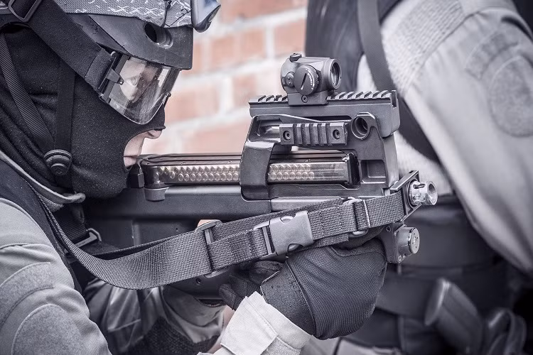 Hiện tại, P90 hiện đang được sử dụng trong lực lượng quân đội và cảnh sát tại hơn 40 quốc gia trên toàn thế giới cũng như bởi hơn 200 đơn vị thực thi pháp luật cùng một số lực lượng mật vụ tại Mỹ. Thậm chí nó còn có cả một biến thể thể thao là PS90 khá phổ biến trên thế giới. Nguồn ảnh: blogspot.com.