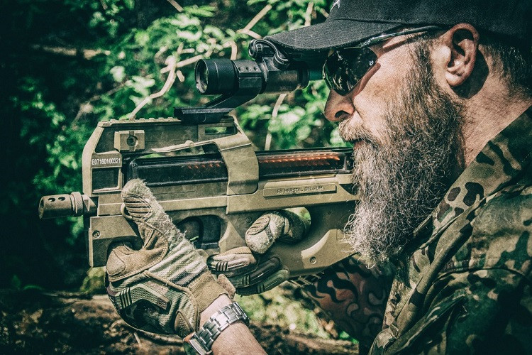 Với cơ chế nạp đạn bằng phản lực bắn và thoi nạp đạn đóng kín, P90 sử dụng loại đạn đặc biệt 5,7x28 mm như một biến thể thu nhỏ của loại đạn tiêu chuẩn 5,56 x45 mm NATO. Loại đạn mới này có đầu nhọn và động năng cao, giúp tăng khả năng xuyên giáp so với một loại đạn tiểu liên phổ biến khác là 9x19 mm Parabellum. Từ cự ly 100m, đầu đạn có thể xuyên thủng mũ giáp tiêu chuẩn của quân đội Mỹ. Nguồn ảnh: militaria-blog.