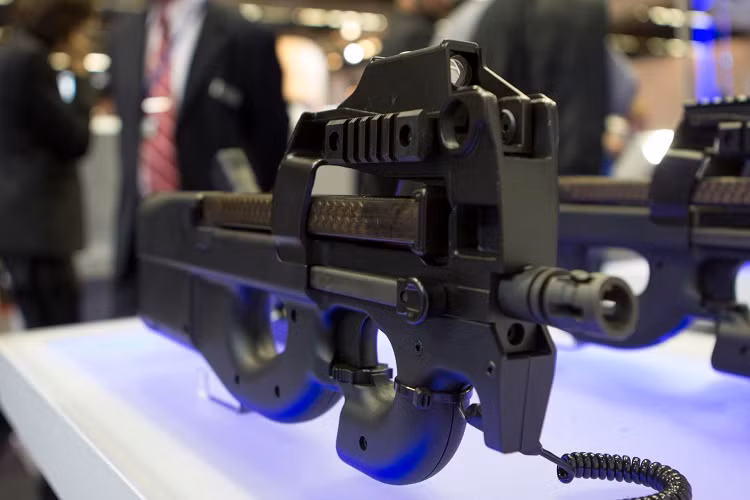 Tiểu liên P90 sử dụng cơ chế nạp đạn blowback với khóa nòng đóng. Nút chọn chế độ bằn nằm ngay dưới cò súng trong vòng bảo vệ để xạ thủ có thể điều chỉnh bằng cả hai tay. Tốc độ bắn của súng có thể đạt tới 900 viên/phút với tầm bắn hiệu quả dưới 200m. Nguồn ảnh: blogspot.com.