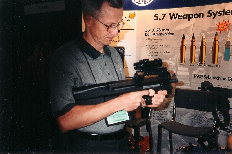 P90 được mặc định bán ra với hệ thống ngắm bằng điểm ruồi. Ngoài ra, trên thân súng có 3 đường rãnh dùng để gắn các phụ kiện như đèn pin, laser hay kính ngắm điểm đỏ.... P90 có thể được gắn thêm ổng giảm thanh giúp triệt tiêu âm thanh cũng như che lửa đầu nòng kết hợp sử dụng với các loại đạn cận âm. Nguồn ảnh: Defense Review.