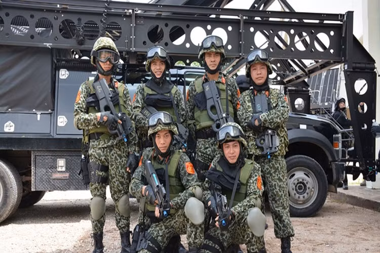 Lực lượng Đặc công Việt Nam từng có cơ hội trải nghiệm sức mạnh của mẫu súng tiểu liên FN P90 khi tham gia diễn tập đột kích chống khủng bố cùng đặc nhiệm 15 nước ADMM+ tại Trung tâm huấn luyện đặc nhiệm Sarimbun, Singapore hồi năm 2016. Ảnh: QĐND