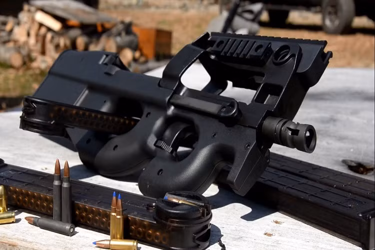 Đa số các bộ phận của P90 được làm bằng Polymer (vật liệu tổng hợp) cao phân tử và được gia cố kim loại ở những vị trí cần thiết, súng được thiết kế để bắn thuận cả hai tay. Phần báng của P90 không tách rời thân súng để tiết kiệm không gian, điều này cho phép chiều dài tổng thể của súng chỉ còn 500mm và chỉ nặng khoảng 2.5kg. Nguồn ảnh: blogspot.com.