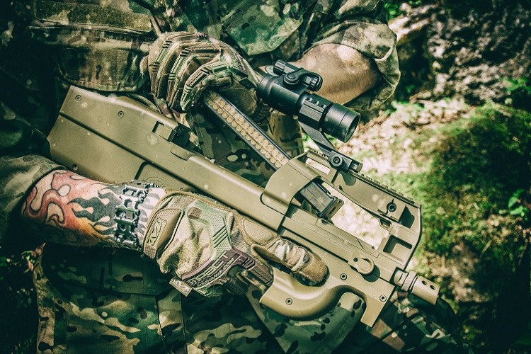 P90 sử dụng hộp đạn chứa 50 viên với hai hàng. Và để súng trở nên nhỏ nhất có thể P90 sử dụng thiết kế đặt hộp đạn nằm dọc trên thân súng với đạn được xếp nằm ngang theo chiều rộng của súng. Hộp đạn có một rãnh xoắn ốc ở đầu để viên đạn theo đó được đẩy xoay 90 độ xuống khoang chứa đạn. Nguồn ảnh: militaria-blog.