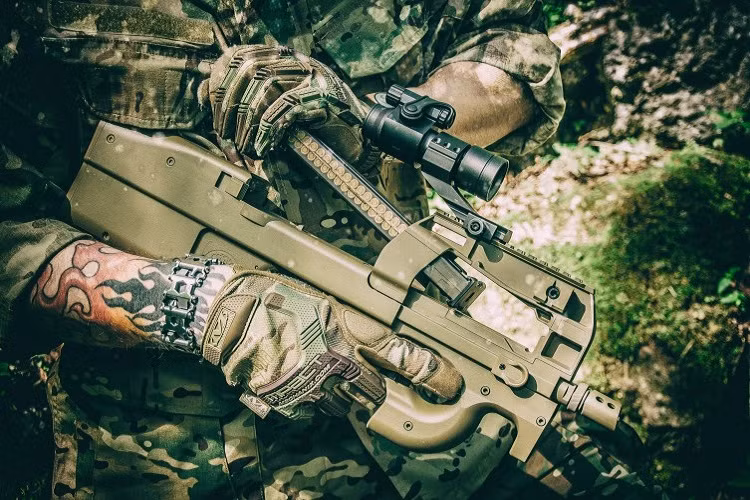 P90 sử dụng hộp đạn chứa 50 viên với hai hàng. Và để súng trở nên nhỏ nhất có thể P90 sử dụng thiết kế đặt hộp đạn nằm dọc trên thân súng với đạn được xếp nằm ngang theo chiều rộng của súng. Hộp đạn có một rãnh xoắn ốc ở đầu để viên đạn theo đó được đẩy xoay 90 độ xuống khoang chứa đạn. Nguồn ảnh: militaria-blog.