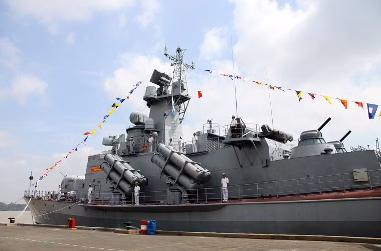 Sử dụng cỡ đạn 30x165mm, khẩu AK-630M được coi là loại pháo có tốc độ bắn nhanh nhất thế giới hiện nay, tốc độ bắn của loại pháo này có phần còn nhỉnh hơn cả một vài phiên bản của pháo cao tốc Phalanx - thứ vũ khí tương tự được Mỹ và NATO sử dụng. Nguồn ảnh: Lao Động.