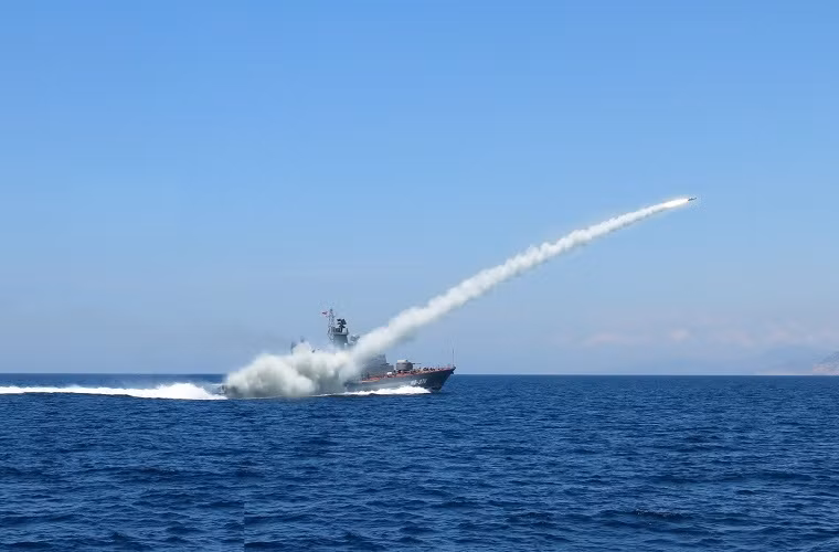 Với thiết kế nhỏ gọn và cơ cấu vận hành không quá phức tạp, AK-630M có thể tích hợp trên nhiều loại tàu chiến khác nhau từ vài trăm cho đến hàng nghìn tấn, trọng lượng của tổ hợp pháo AK-630M cũng chỉ vào khoảng 1 tấn. Nguồn ảnh: Lao Động.