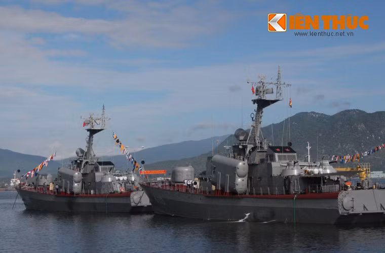 Hiện tại, AK-630M đang được trang bị trên các tàu chiến hiện đại nhất của Hải quân Việt Nam như tàu hộ vệ tên lửa Gepard, tàu tên lửa Molniya và tàu tên lửa Tarantul. Các tàu chiến này đều được trang bị ít nhất hai tổ hợp AK-630M cung cấp “lá chắn” bảo vệ toàn diện.